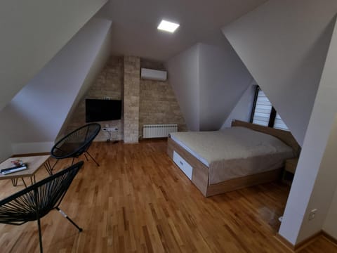 Bed, TV and multimedia, Coffee/tea facilities, Seating area, wardrobe