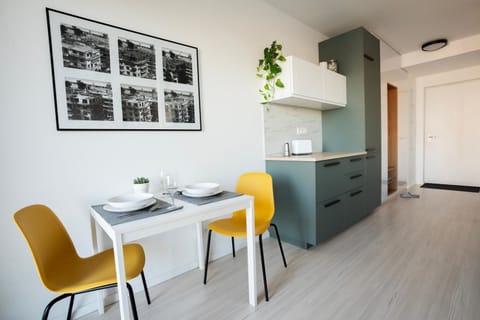 Kitchen or kitchenette, Living room, Seating area, Dining area