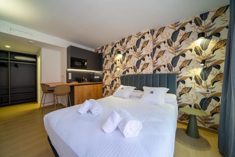 Bed, Kitchen or kitchenette, Photo of the whole room, Bedroom, towels, wardrobe