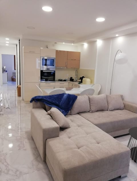 TV and multimedia, Kitchen or kitchenette, Living room, Seating area, Dining area, internet, microwave, oven, stove