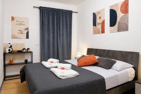 Bed, Decorative detail, Bedroom, towels