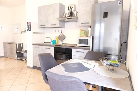 Kitchen or kitchenette, Dining area, oven, pet friendly, stove, toaster, kitchen