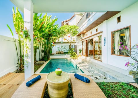 Property building, Garden, Balcony/Terrace, Swimming pool