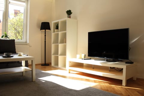TV and multimedia, Living room, Seating area, Evening entertainment