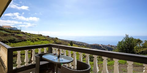 Patio, Natural landscape, View (from property/room), Balcony/Terrace, Dining area, Mountain view, Sea view