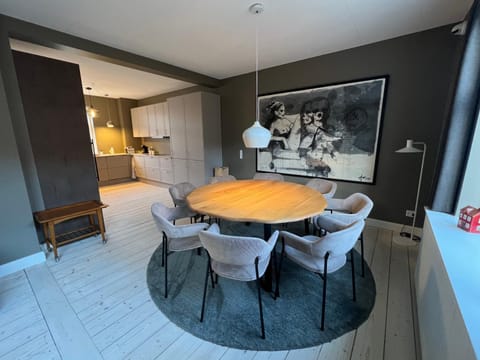 Kitchen or kitchenette, Seating area, Dining area