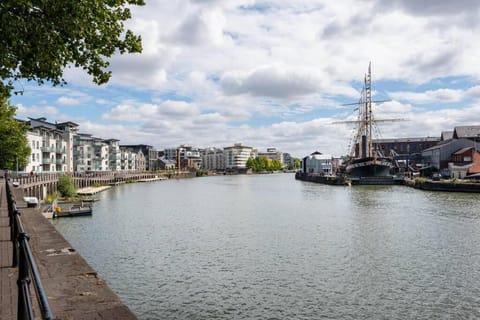 Beautiful & Cosy Harbourside Apartment - Free Parking Apartment in Bristol