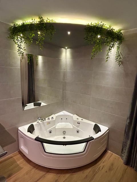 Hot Tub, Hot Tub, Spa and wellness centre/facilities