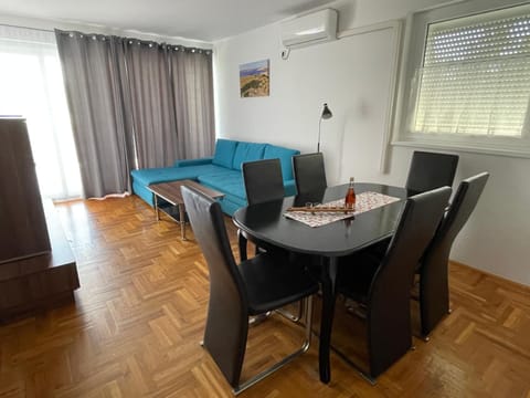 Living room, Seating area, Dining area, air conditioner