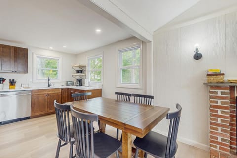 Duncan Cottage House in Effingham