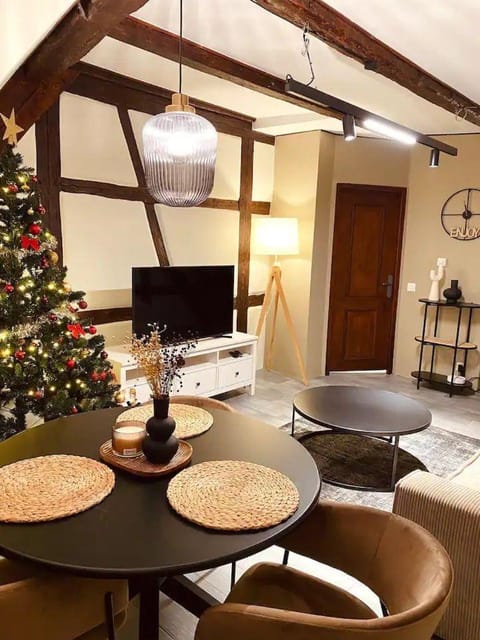 TV and multimedia, Living room, Seating area, Dining area
