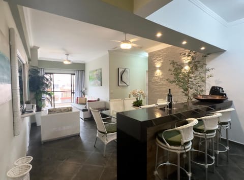 Kitchen or kitchenette, Living room, Seating area, Dining area