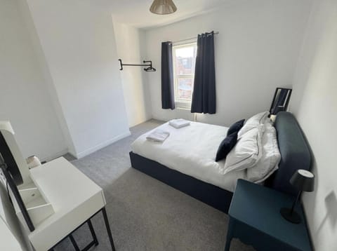 Levenshulme House - 2 Bedroom - Sleeps 6 - Free Parking & WiFi House in Manchester
