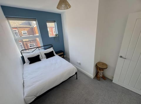 Levenshulme House - 2 Bedroom - Sleeps 6 - Free Parking & WiFi House in Manchester