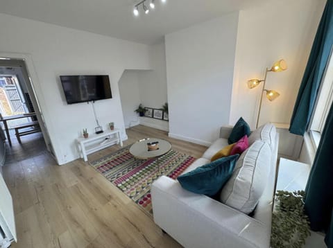Levenshulme House - 2 Bedroom - Sleeps 6 - Free Parking & WiFi House in Manchester