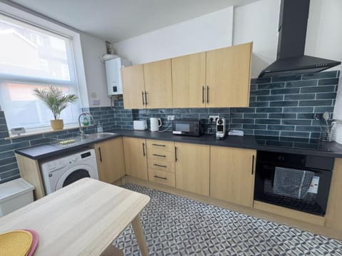 Levenshulme House - 2 Bedroom - Sleeps 6 - Free Parking & WiFi House in Manchester