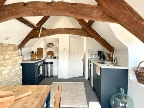 The Hopps - New, Stylish Loft Apartment in Cirencester