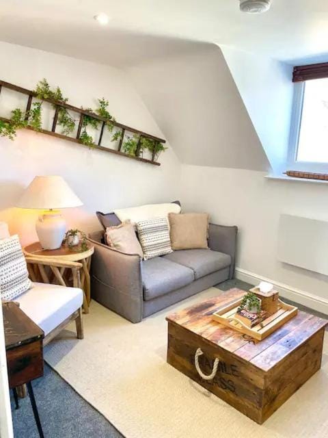 The Hopps - New, Stylish Loft Apartment in Cirencester