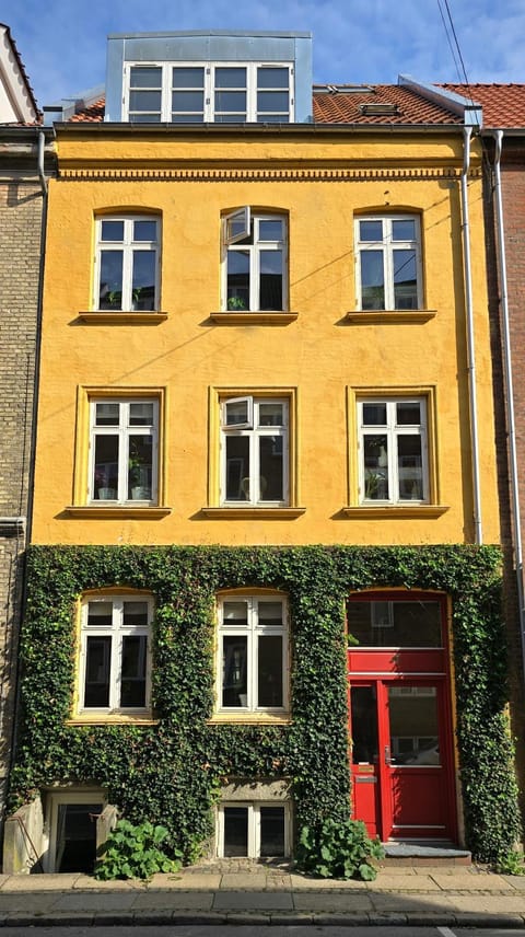 Property building, Day
