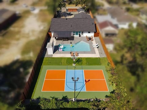 Property building, Neighbourhood, BBQ facilities, Minigolf, Tennis court, Swimming pool, fireplace, sunbed