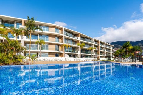 Property building, Nearby landmark, Day, Natural landscape, Mountain view, Pool view, Swimming pool, Swimming pool, sunbed