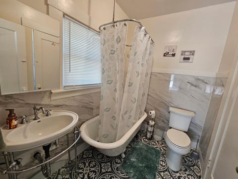 Shower, Toilet, Bathroom, Bath