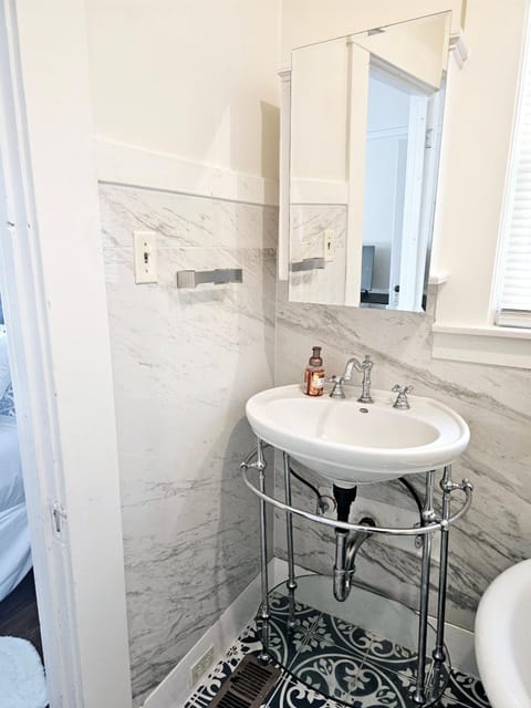 Cozy Craftman Cottage in Quiet Historic Vallejo Neighborhood Apartment in Vallejo