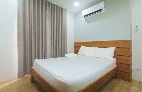 Bed, Photo of the whole room, Bedroom, air conditioner