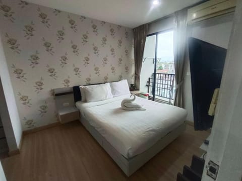 Bed, TV and multimedia, Bedroom