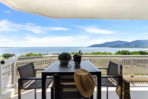 View (from property/room), Balcony/Terrace, Dining area, Mountain view, Sea view
