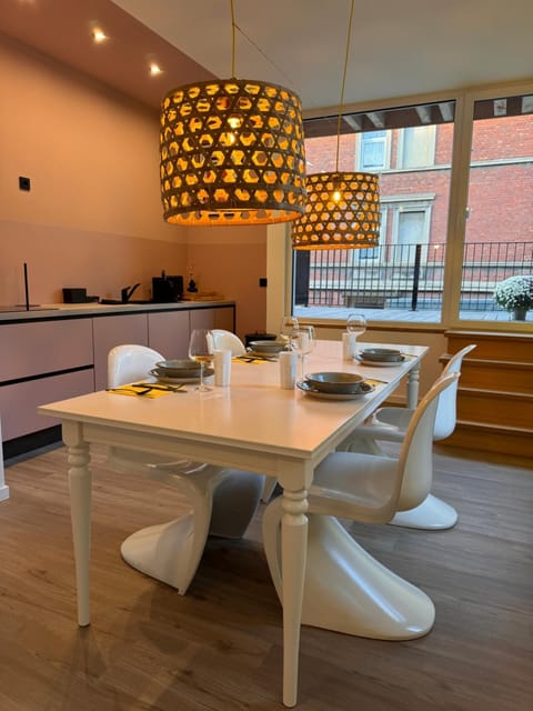 Kitchen or kitchenette, Seating area, Dining area