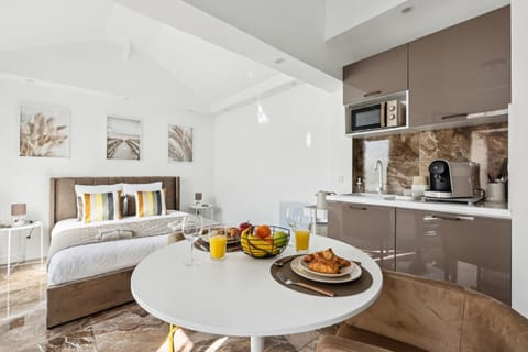 Bed, Kitchen or kitchenette, Dining area
