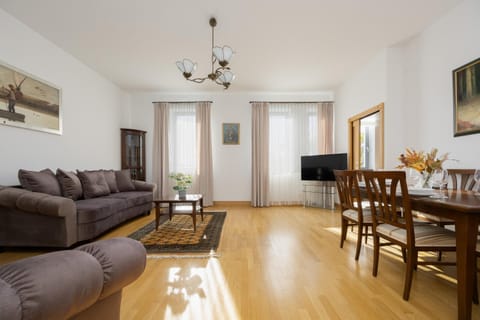 TV and multimedia, Living room, Seating area, Dining area
