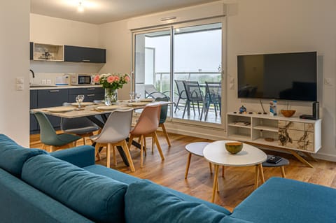 Kitchen or kitchenette, Living room, Dining area
