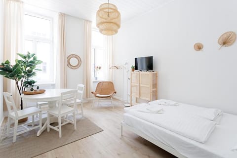 Bed, TV and multimedia, Photo of the whole room, Dining area, Bedroom, towels