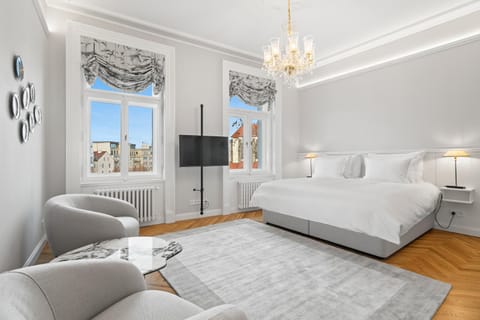 Bed, TV and multimedia, View (from property/room), Living room, Photo of the whole room, Seating area, Bedroom, City view, Garden view, Landmark view
