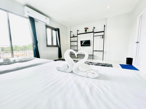 Bed, Photo of the whole room, Bedroom, towels