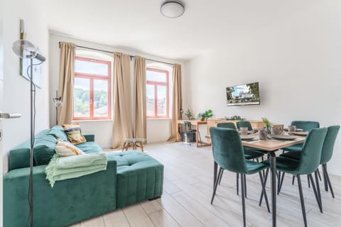 Communal lounge/ TV room, TV and multimedia, Living room, Seating area, Dining area, Evening entertainment