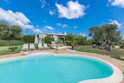 Swimming pool, sunbed