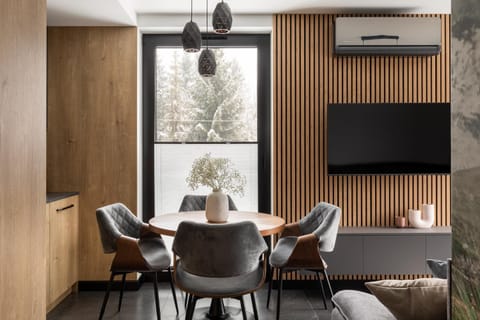 TV and multimedia, Living room, Seating area, Dining area, air conditioner