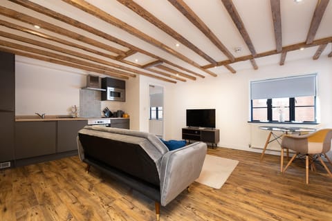 Spacious 1 Bedroom Flats by Banbury High Street Apartment in Banbury