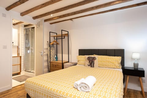 Spacious 1 Bedroom Flats by Banbury High Street Apartment in Banbury