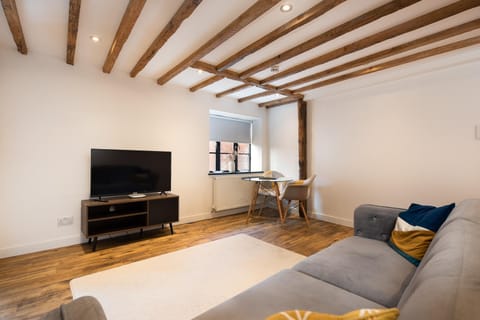 Spacious 1 Bedroom Flats by Banbury High Street Apartment in Banbury