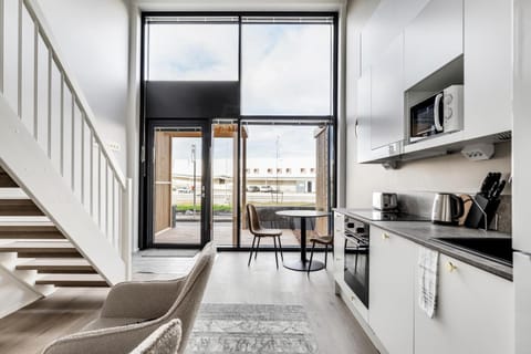 Coffee/tea facilities, Kitchen or kitchenette, Living room, Seating area, Dining area, stove, toaster