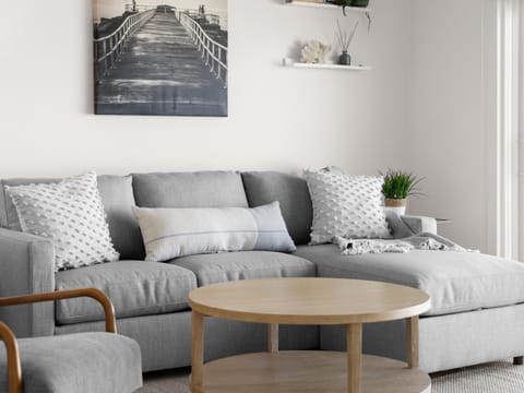 Ocean Vista Renovated Townhouse Steps to Beach & Pool Apartment in Edgewater