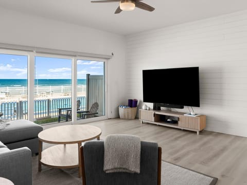 Ocean Vista Renovated Townhouse Steps to Beach & Pool Apartment in Edgewater