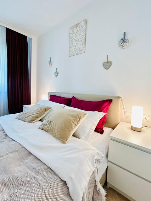 Bed, Photo of the whole room, Decorative detail, Bedroom