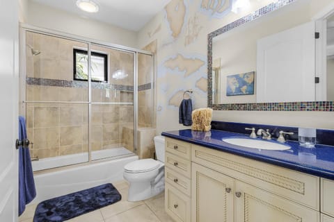 JUST WOW!! Experience Luxury! Gulf Access, Pool & Spa, Dock, Tiki- Villa Waterfront Wonderland House in Cape Coral