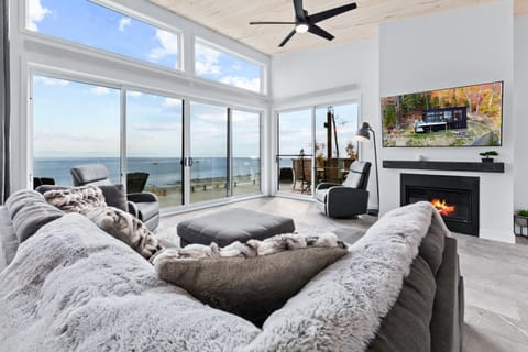 Communal lounge/ TV room, Natural landscape, TV and multimedia, Living room, Seating area, fireplace
