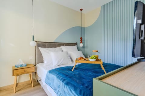 Bed, TV and multimedia, Bedroom